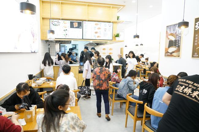 如何挑选适合的米线加盟品牌：一看二比三咨询